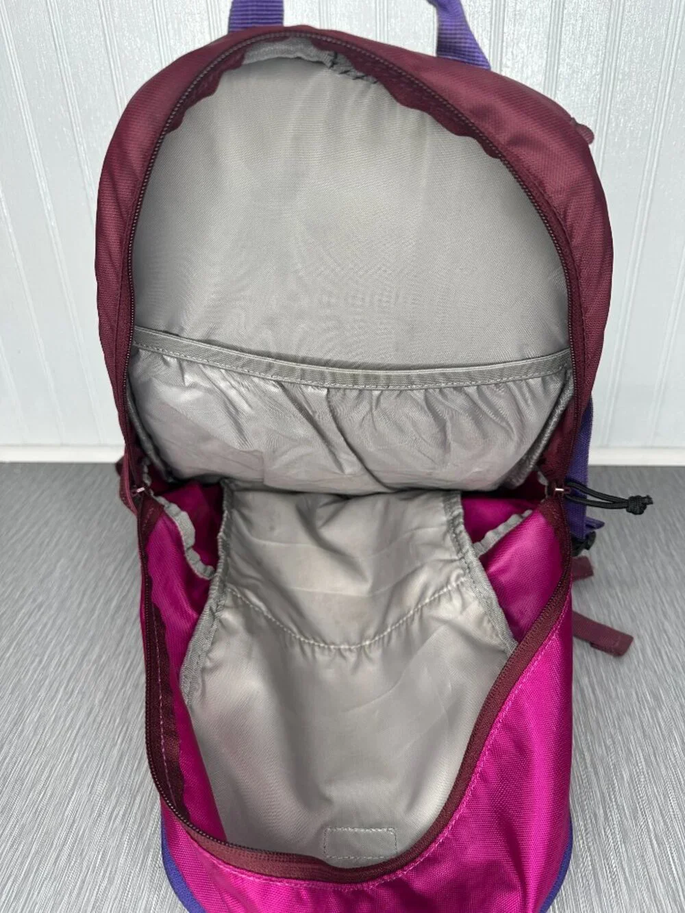 Columbia Castle Rock 15 Backpack Daypack Hiking Outdoor Pink Purple Burgundy